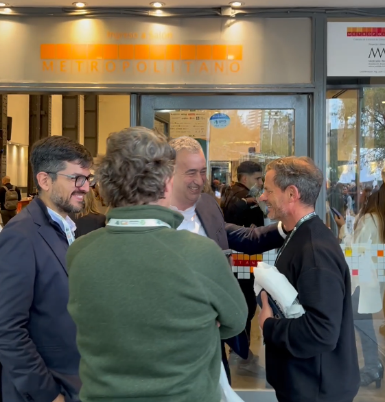 fabriziofiatti's tweet photo. Gran ponencia de nuestro Intendente @pablojavkin en @aapresid👏🏻

"El futuro de la Argentina no pasa por concentrar más, sino por fortalecer el interior productivo. Por construir un modelo donde el campo, las ciudades, el conocimiento y la innovación trabajen juntos para generar desarrollo."