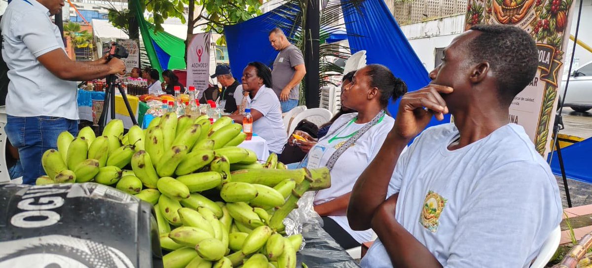 RadNalCo's tweet photo. #Regiones ILa Emisora de Paz de Radio Nacional Buenaventura 104.9 FM acompaña y realiza el cubrimiento periodístico de la 4.ª Feria de Emprendimientos, un espacio que busca visibilizar, impulsar y fortalecer el trabajo de nuestros emprendedores, campesinos y productores locales. https://t.co/MJg5tqCS6v