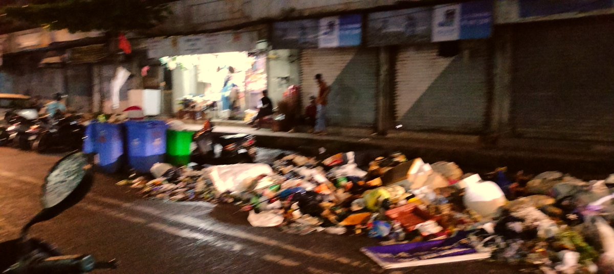 prashantdhumal's tweet photo. पावसाळ्यात रोगराई मुळे मुंबई त्रस्त होत असते त्यात प्रभादेवी येथील खेडगल्लीत मागील दोन दिवस कचरा उचलण्यात आला नाही आहे, रस्त्यात पसरलेला कचऱ्याचा ढीग नागरिकांसाठी हानिकारक आणि आजारांसाठी आमंत्रण ठरणार आहे

@INCMumbai
@INCMaharashtra
@mybmc
@mybmcWardGS
@mybmchealth 
@TawdeRitu https://t.co/43h5Twa87w