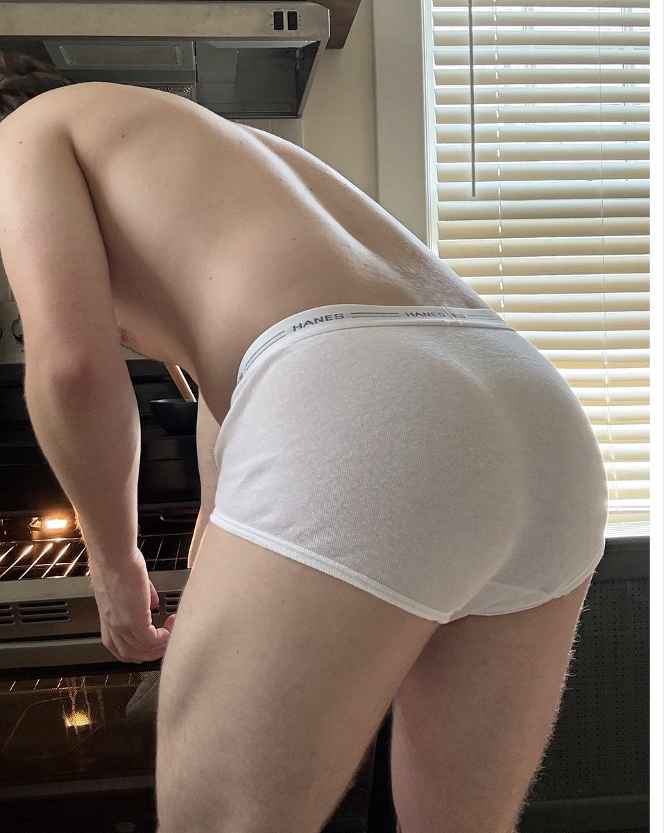 martinsbriefs's tweet photo. Oven too hot had to strip down to make dinner #tightywhities https://t.co/CI8jjAiqSr