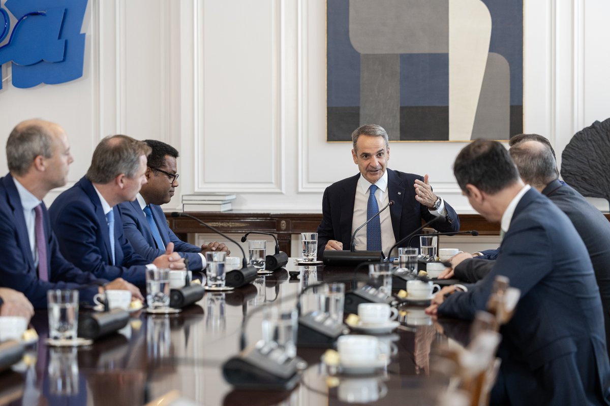 PrimeministerGR's tweet photo. Υπογράψαμε σήμερα τη συμφωνία για την είσοδο του γαλλικού επενδυτικού ομίλου Meridiam ως πλειοψηφικού μετόχου στην εταιρεία Great Sea Interconnector (GSI), η οποία θα αναλάβει την ανάπτυξη του έργου της ηλεκτρικής διασύνδεσης Ελλάδας – Κύπρου.

Πρόκειται για ένα έργο στρατηγικής σημασίας για την Ελλάδα, την Κύπρο και την Ευρώπη συνολικά. Η είσοδος της Meridiam στην GSI, μια εταιρεία ειδικού σκοπού που ιδρύθηκε από τον ΑΔΜΗΕ για την υλοποίηση του έργου, αποτελεί μια πολύ ισχυρή ψήφο εμπιστοσύνης στον ενεργειακό τομέα της Ελλάδας, στις τεχνικές δυνατότητες του ΑΔΜΗΕ και στη στρατηγική αξία αυτού του έργου διασύνδεσης.

Παράλληλα, υπογράψαμε τη στρατηγική συμφωνία μεταξύ του ΑΔΜΗΕ, της GSI και της Nexans, ώστε να επιταχύνουμε την υλοποίηση του έργου, με πρώτη προτεραιότητα την ολοκλήρωση των ερευνών στον θαλάσσιο πυθμένα.

Ενώνουμε τις δυνάμεις μας για ένα ευρωπαϊκό έργο κοινού ενδιαφέροντος, που ενισχύει την ενεργειακή ασφάλεια και τη στρατηγική θέση της χώρας μας.