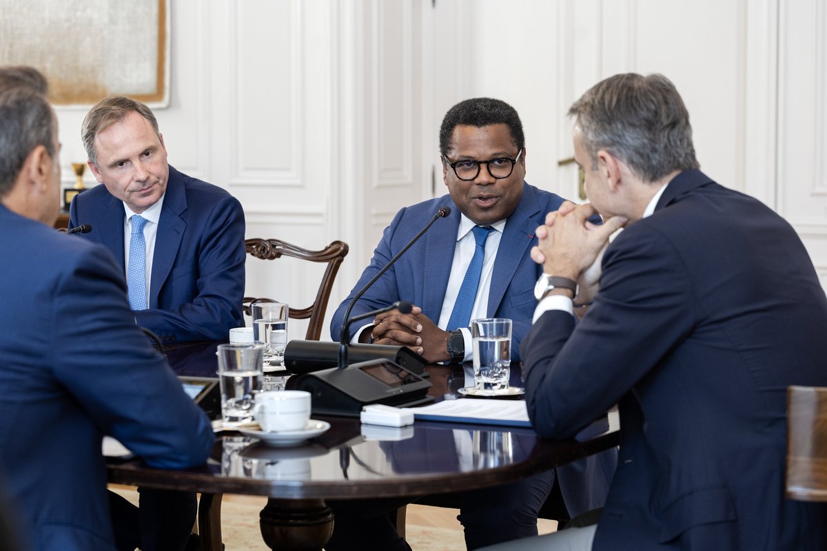 PrimeministerGR's tweet photo. Υπογράψαμε σήμερα τη συμφωνία για την είσοδο του γαλλικού επενδυτικού ομίλου Meridiam ως πλειοψηφικού μετόχου στην εταιρεία Great Sea Interconnector (GSI), η οποία θα αναλάβει την ανάπτυξη του έργου της ηλεκτρικής διασύνδεσης Ελλάδας – Κύπρου.

Πρόκειται για ένα έργο στρατηγικής σημασίας για την Ελλάδα, την Κύπρο και την Ευρώπη συνολικά. Η είσοδος της Meridiam στην GSI, μια εταιρεία ειδικού σκοπού που ιδρύθηκε από τον ΑΔΜΗΕ για την υλοποίηση του έργου, αποτελεί μια πολύ ισχυρή ψήφο εμπιστοσύνης στον ενεργειακό τομέα της Ελλάδας, στις τεχνικές δυνατότητες του ΑΔΜΗΕ και στη στρατηγική αξία αυτού του έργου διασύνδεσης.

Παράλληλα, υπογράψαμε τη στρατηγική συμφωνία μεταξύ του ΑΔΜΗΕ, της GSI και της Nexans, ώστε να επιταχύνουμε την υλοποίηση του έργου, με πρώτη προτεραιότητα την ολοκλήρωση των ερευνών στον θαλάσσιο πυθμένα.

Ενώνουμε τις δυνάμεις μας για ένα ευρωπαϊκό έργο κοινού ενδιαφέροντος, που ενισχύει την ενεργειακή ασφάλεια και τη στρατηγική θέση της χώρας μας.