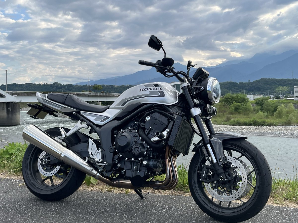macchina01's tweet photo. #これを見た人は真横の画像を貼れ 
#CB1000F

見てくれる？
この威風堂々したスタイルを…
ニッポンのバイク…
カッコイイですよね〜😚 https://t.co/SF3KZu2ABh