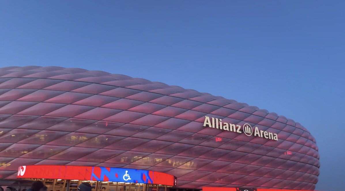 gabrielfuh_'s tweet photo. Já imaginou quanto vai custar pra assistir todos os 17 jogos do Bayern de Munique, na Allianz Arena, na Bundesliga 26/27?

O clube divulgou os preços e o ingresso mais barato pra toda temporada custa 180 euros. São 17 jogos, então cerca de 10,60 euros por jogo.

Convertendo para reais, cerca de 1100 reais o pacote, mais ou menos 65 reais por jogo.

Já o ingresso mais caro custa 910 euros por toda a temporada, cerca de 55 euros por jogo. Convertendo para reais, pouco mais de 5 mil reais pela temporada, cerca de 320 reais por jogo.

Os ingressos avulsos custam 15 euros na categoria mais barata e 80 euros na mais cara.