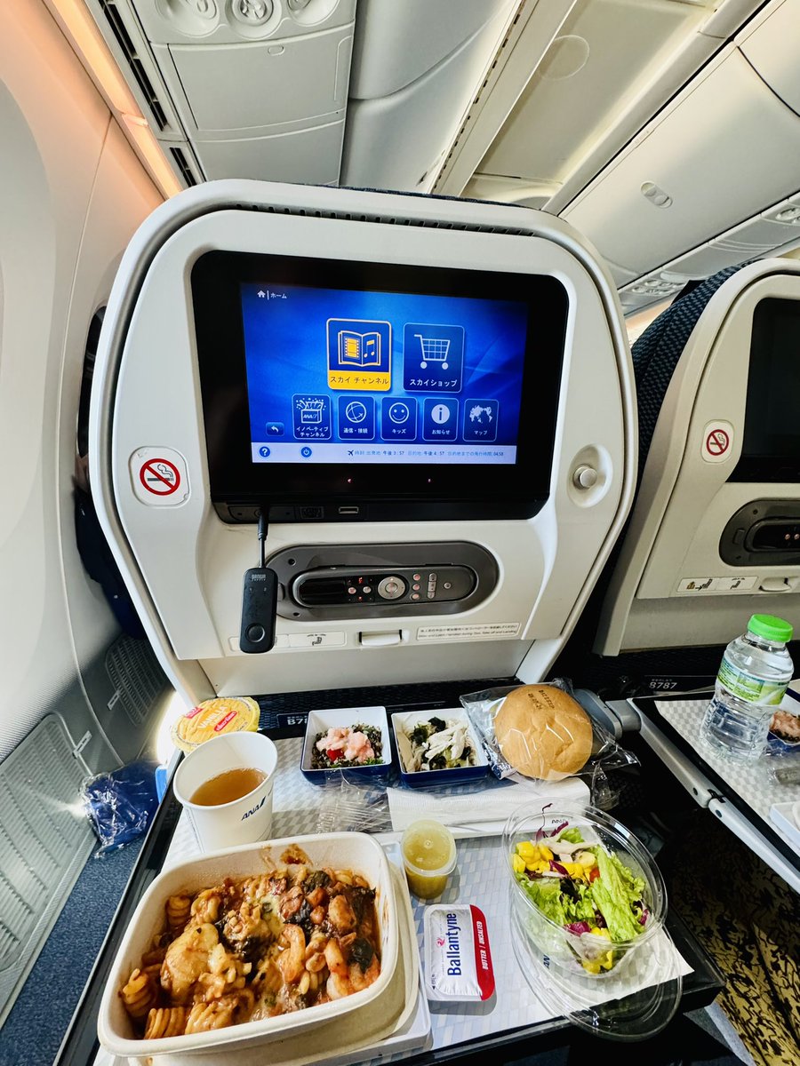 carib01550's tweet photo. ANA
NH886
🇲🇾KUL 14:15 ✈︎ 22:15 HND 🇯🇵
B787-8(JA804A)
Economy class 

🛫帰国🛬

#ANA #B788 #KualaLumpur https://t.co/167QvY3fyv