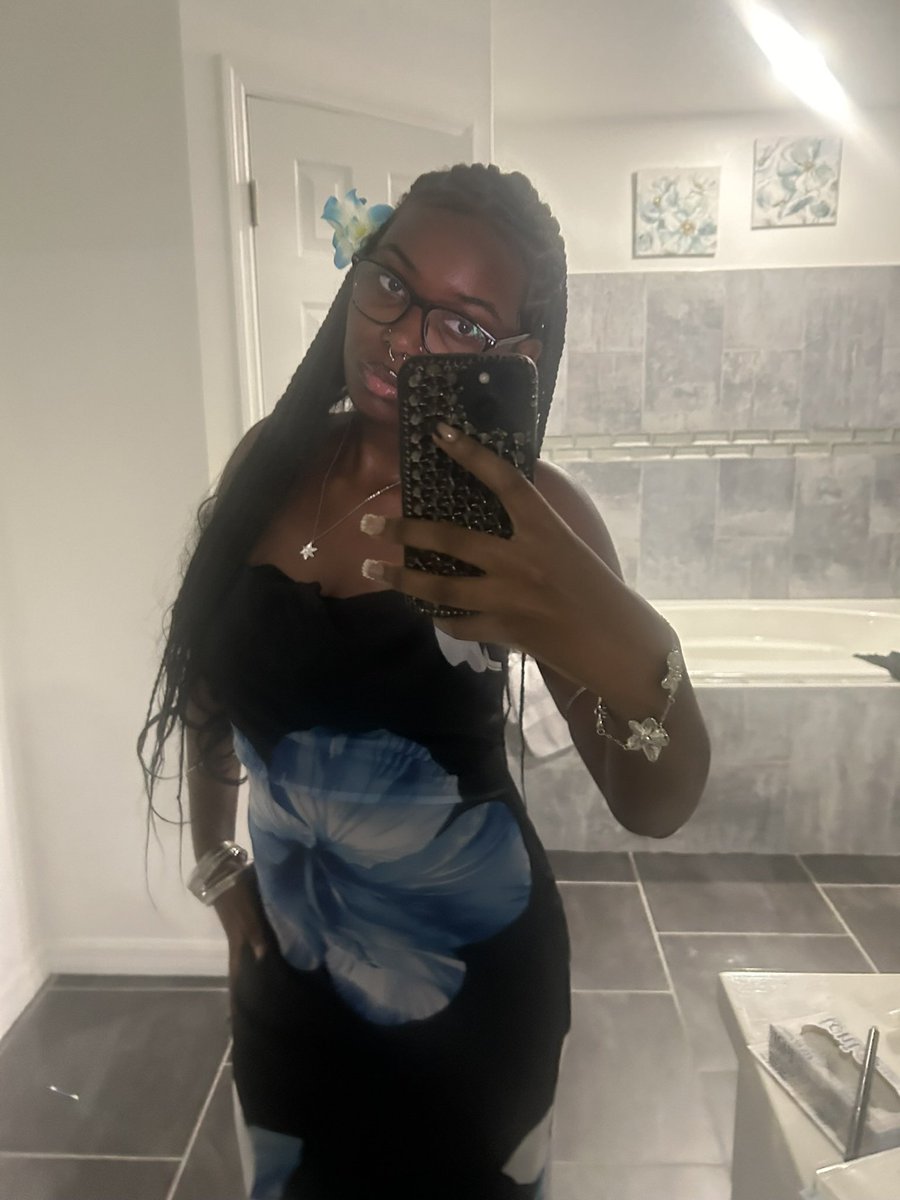 icannotdiee's tweet photo. Flower girl 🌸 https://t.co/rM4JAQsGa4
