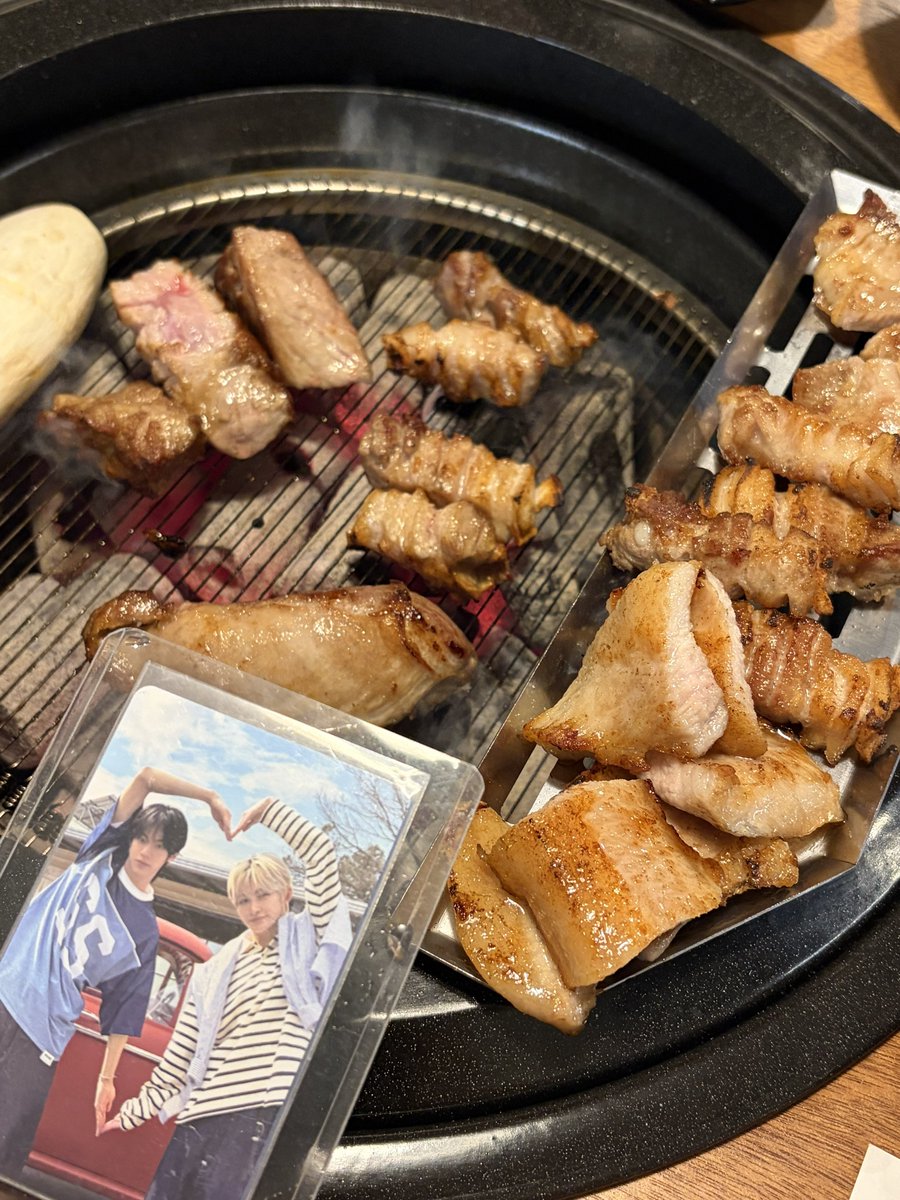 saiS2sai's tweet photo. 원래 오늘 야구장...^^ 가기로 햇엇는데 폭취돼가주구 그냥 친구들이랑 만나서 고기 먹고 왓어요😁💗 https://t.co/hLtjRbhyrN