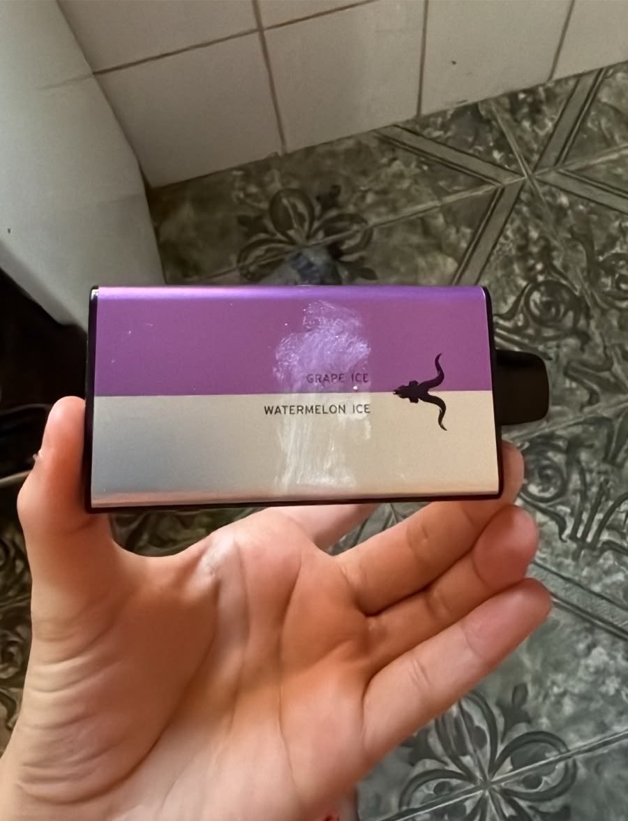 myouipilots's tweet photo. o pedreiro (de confiança da dona da casa) tava lá em casa passando massa corrida nas paredes, e eu acabei saindo rapidinho e deixei meu pod em cima da bancada…. quando eu volto 15 minutos depois o pod ta com a marca certinha da mao deleKKKKKKKKK VSF O MALUCO TAVA FUMANDO https://t.co/gcjYLmzprV