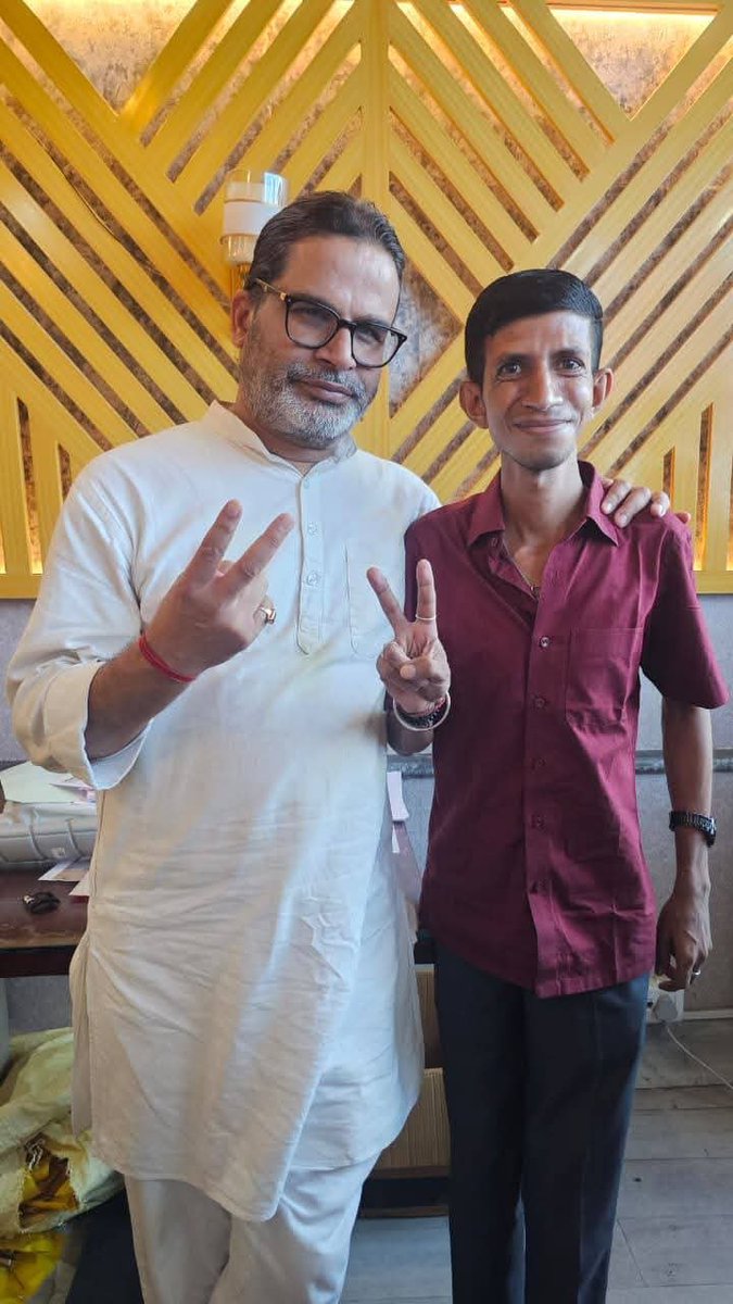 DrAkhilesh_Pal's tweet photo. यह अत्यंत गर्व का विषय है कि प्रिय छात्र अभिजीत कुमार ने बिहार के बाँकीपुर विधानसभा निर्वाचन क्षेत्र में 'जन सुराज' की चुनावी रणनीति के मुख्य रणनीतिकार के रूप में महत्वपूर्ण भूमिका निभाई, जिसके परिणामस्वरूप भाजपा को पराजय का सामना करना पड़ा।#StrategyInAction https://t.co/P2s4miAu3l