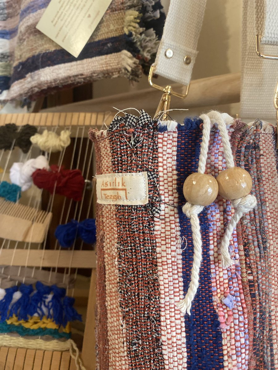 sacmasec's tweet photo. Datça’dan orijinal, doğa dostu, kalıcı bir hediye önerisi: Anne/babaannelerden miras çaput kilim

🧶 Datça’da bunu mesleğe dönüştüren, siparişlere yetişemeyen bir kadın girişimci var.

📍 “Asırlık Tezgah”!

Reşadiye’de gezerken tanıştık Buse hanımla. Datça’nın eski merkezi olan bu köyde, taş bir evin içindeydi atölyesi ve dokuma tezgahı.

Bir de kafe açmışlardı. Eşi, kafeyle ilgileniyor, Buse hanım dokuma tezgahında harıl harıl siparişlerini yeriştiriyordu. 

Kahve eşliğinde uzun uzun sohbet ettik. Babaannesinin dokuma tezgahını almış, kendini geliştirmiş ve bunu bir işe çevirmiş. Üçüncü kuşak olarak devam ediyorlar. 

Aslında hayatları çok kolay değilmiş dedik dinlerken. Bugünlere emek ile ilmek ilmek örerek gelmişler. Tıpkı hikayesinin yazılmasını bekleyen binlerce girişimci gibi…

Herkesin illa “yemeksepeti” yapması gerekmiyor. Yaparsanız ne ala… ama bu küçük ilçeden çıkan ve tüm ülkeden sipariş toplayan Buse Hanım da en az milyonlara ulaşan hikayeler kadar gerçek bir başarı öyküsü.

Üstelik markasını ailesinden aldığı mirasın üzerine kurması da Asırlık Tezgah’ı özel yapıyor. İsmini buna uygun seçmiş ve harika bir marka hikayesine dayandırmış.

Bugünlerde o kadar çok siparişi var ki 2027’ye kadar teslim edeceği çaput kilimler bulunuyor. İnsanlar 1 sene sonra dahi teslim alacak olsalar da sipariş vermeye devam ediyor.

Dahası zaten fotoğraflarını çektiğimiz gibi çantalar, runnerlar, havlular çeşit çeşit şey yapıyor dokuma tezgahında. 

Bir de Youtube kanalı açmış. Yaptıklarını, işi, hikayesini, yaşantısını anlatıyor. Tam da Datça ruhuna uygun bir o kadar sakin ama artık bir o kadar da meşgul…

İşleri bu kadar bol olunca o taş evden taşınmış belli ki. Tekrar konuşma fırsatı bulamadık ama sitedeki adresinden hala Reşadiye’de oldukları ve ara ara misafir ağırladıkları gözüküyor. 

Kendisiyle hiçbir ticari alışverişimiz olmadı ama mevzuat gereği #reklam gönüllü #tanıtım ibarelerimizi yerleştirelim.

Mümkün olduğunca gezdiğim yerlerdeki girişimcilik hikayelerini anlatabilirim. Yeter ki ilgi görsün ❤️