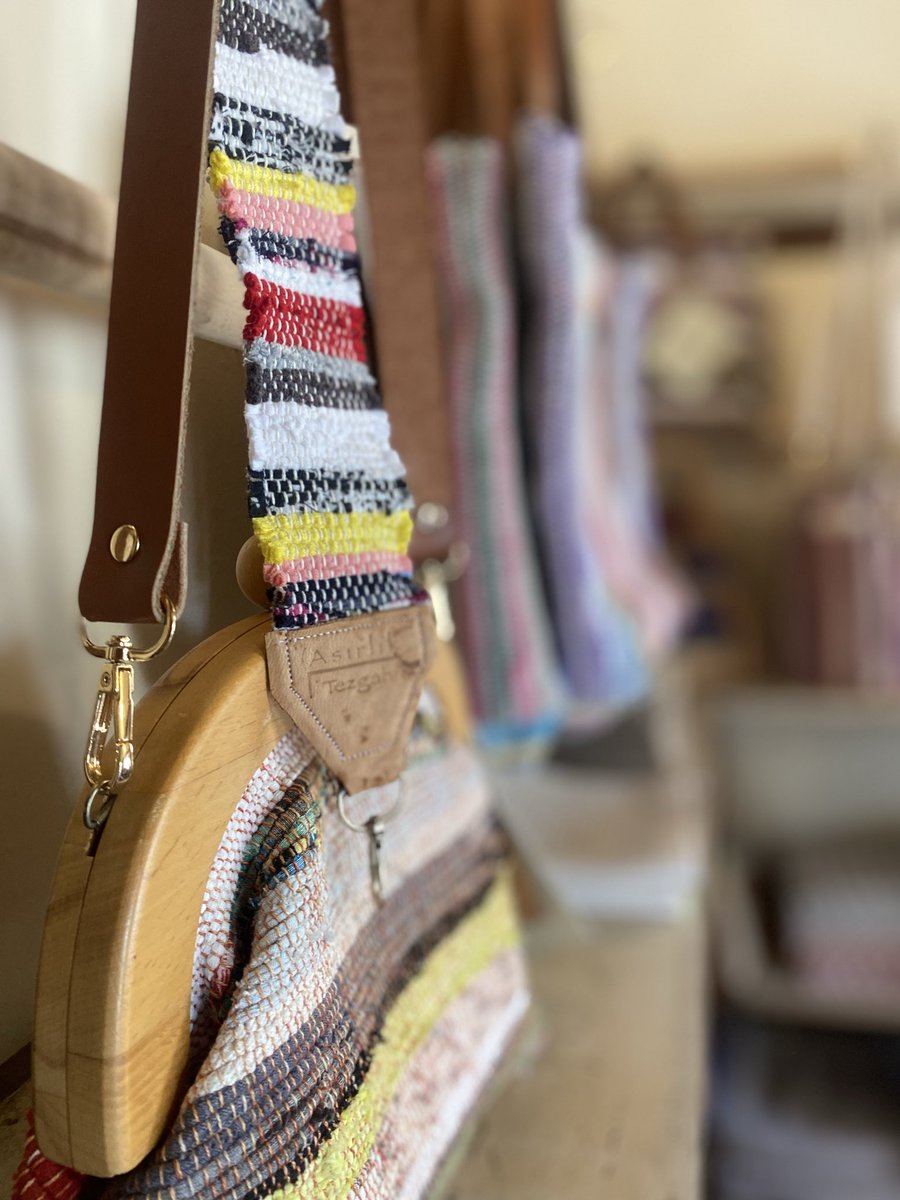 sacmasec's tweet photo. Datça’dan orijinal, doğa dostu, kalıcı bir hediye önerisi: Anne/babaannelerden miras çaput kilim

🧶 Datça’da bunu mesleğe dönüştüren, siparişlere yetişemeyen bir kadın girişimci var.

📍 “Asırlık Tezgah”!

Reşadiye’de gezerken tanıştık Buse hanımla. Datça’nın eski merkezi olan bu köyde, taş bir evin içindeydi atölyesi ve dokuma tezgahı.

Bir de kafe açmışlardı. Eşi, kafeyle ilgileniyor, Buse hanım dokuma tezgahında harıl harıl siparişlerini yeriştiriyordu. 

Kahve eşliğinde uzun uzun sohbet ettik. Babaannesinin dokuma tezgahını almış, kendini geliştirmiş ve bunu bir işe çevirmiş. Üçüncü kuşak olarak devam ediyorlar. 

Aslında hayatları çok kolay değilmiş dedik dinlerken. Bugünlere emek ile ilmek ilmek örerek gelmişler. Tıpkı hikayesinin yazılmasını bekleyen binlerce girişimci gibi…

Herkesin illa “yemeksepeti” yapması gerekmiyor. Yaparsanız ne ala… ama bu küçük ilçeden çıkan ve tüm ülkeden sipariş toplayan Buse Hanım da en az milyonlara ulaşan hikayeler kadar gerçek bir başarı öyküsü.

Üstelik markasını ailesinden aldığı mirasın üzerine kurması da Asırlık Tezgah’ı özel yapıyor. İsmini buna uygun seçmiş ve harika bir marka hikayesine dayandırmış.

Bugünlerde o kadar çok siparişi var ki 2027’ye kadar teslim edeceği çaput kilimler bulunuyor. İnsanlar 1 sene sonra dahi teslim alacak olsalar da sipariş vermeye devam ediyor.

Dahası zaten fotoğraflarını çektiğimiz gibi çantalar, runnerlar, havlular çeşit çeşit şey yapıyor dokuma tezgahında. 

Bir de Youtube kanalı açmış. Yaptıklarını, işi, hikayesini, yaşantısını anlatıyor. Tam da Datça ruhuna uygun bir o kadar sakin ama artık bir o kadar da meşgul…

İşleri bu kadar bol olunca o taş evden taşınmış belli ki. Tekrar konuşma fırsatı bulamadık ama sitedeki adresinden hala Reşadiye’de oldukları ve ara ara misafir ağırladıkları gözüküyor. 

Kendisiyle hiçbir ticari alışverişimiz olmadı ama mevzuat gereği #reklam gönüllü #tanıtım ibarelerimizi yerleştirelim.

Mümkün olduğunca gezdiğim yerlerdeki girişimcilik hikayelerini anlatabilirim. Yeter ki ilgi görsün ❤️