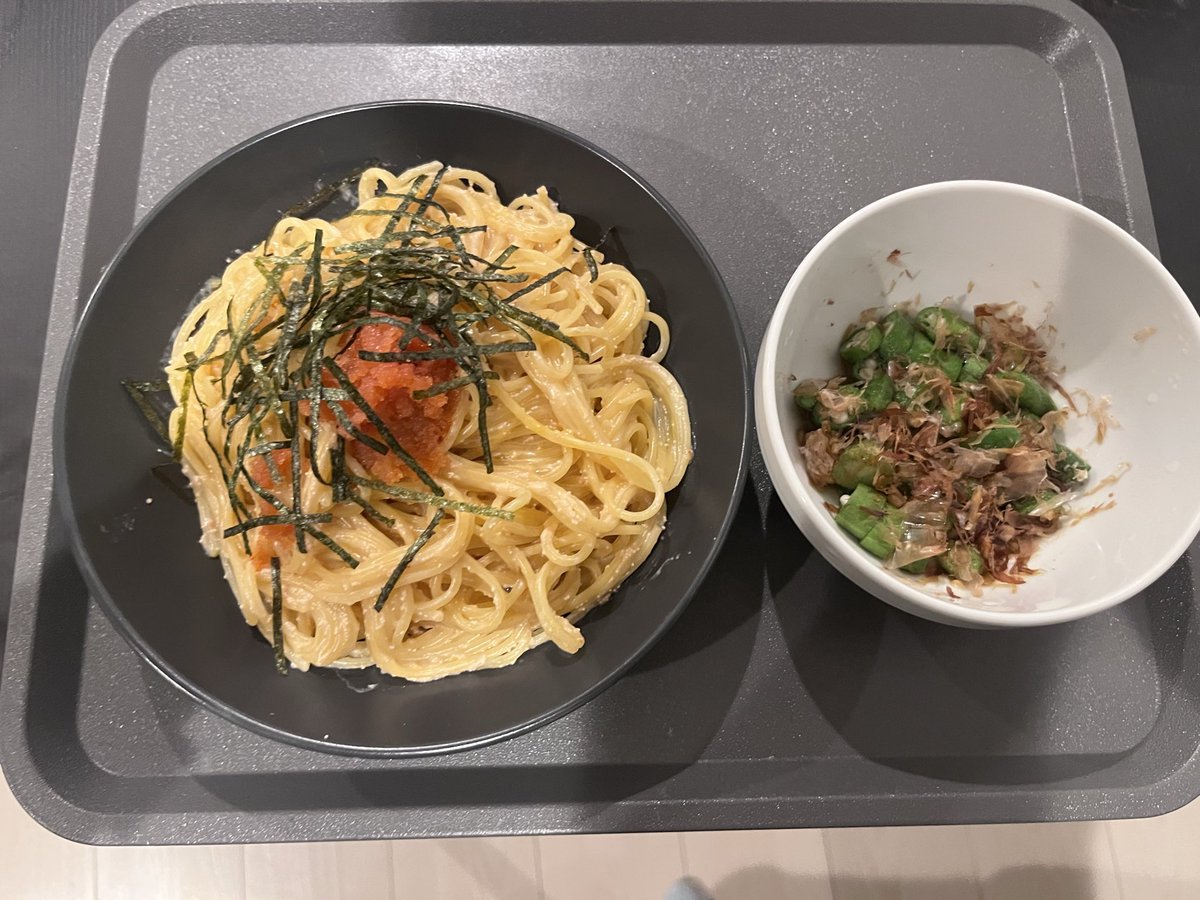 s379613797's tweet photo. 買い物して寝てたので
遅めの夜ご飯〜

実家からオクラ貰ってたので
なめ茸と鰹節ぶっ込み💪🏻
明太子クリームパスタは
自分で言うのもあれやけど美味すぎた👍🏻
余裕で2束たいらげた🙄笑 https://t.co/pCUXAg6CIG