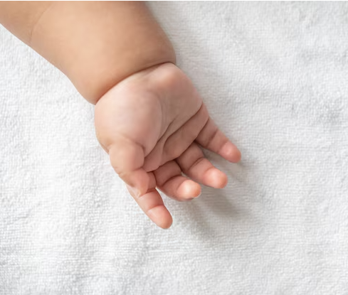 TransparenceCit's tweet photo. 🚨UN RAPPORT SUR LA HAUSSE DE LA MORTALITÉ INFANTILE ENTERRÉ PAR LE GOUVERNEMENT

🚼@canardenchaine révèle que l'exécutif a mis de côté un rapport de l'Igas sur la hausse de la mortalité infantile en France. 

En 2024, environ 2 700 enfants sont morts avant leur premier anniversaire, soit un taux de 4,1 décès pour 1 000 naissances vivantes. 

📉La France recule à la 23e place sur 27 pays de l'Union européenne.