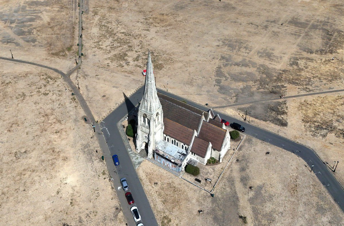 ActisAndres's tweet photo. No es Egipto, Libia ni Arabia Saudita. Es Inglaterra. Es Londres. Son las praderas de Blackheath Common. Siempre verdes, hoy así. 

Julio ha sido el más seco en Inglaterra y Gales desde que existen registros públicos (190 años).

El clima extremo es esto👇 https://t.co/Tu2htL18dV