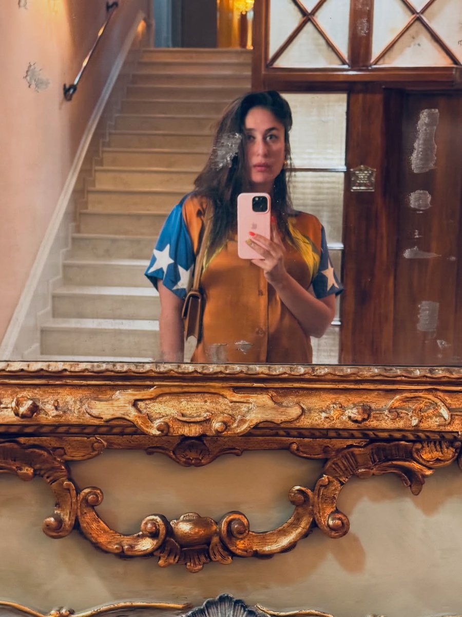 filmfare's tweet photo. Mirror, mirror on the wall… Bebo knows she’s the favourite of them all! 😎❤️

#Celebs #KareenaKapoorKhan https://t.co/GS9MaAKChU