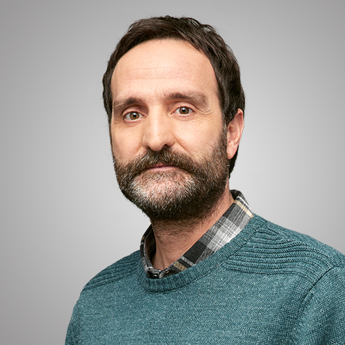 yirmiucderece's tweet photo. Berlin’de görüntülenen ünlü oyuncu Timur Acar, bisikletlilerle sokak ortasında birbirine girdi!Öfkeden deliye dönen Acar’ın, 

"Yürü git lan! Herkes kafayı yemiş" diyerek bağırdığı anlar çevredekiler tarafından saniye saniye kaydedildi.

Ancak olayın perde arkası kısa sürede ortaya çıktı: Görüntülerin, başarılı oyuncunun Berlin'deki yeni film setinden bir sahne olduğu ve kavgayı gerçek sanan vatandaşlar tarafından kayda alındığı öğrenildi.