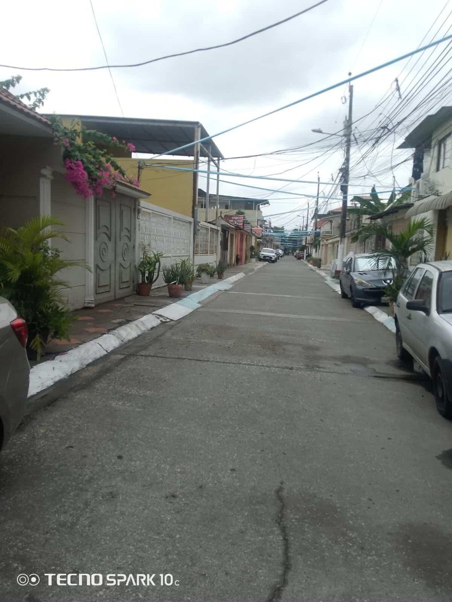 EmergenciasEc's tweet photo. #DenunciaCiudadana
En el sector de Guayacanes, mz 237 entre las villas 60-61-62.
Las veredas son usadas para parquear vehículos y colocar plantas.
Los moradores tienen que caminar por la calle.
@181Responde @ATM_Transito https://t.co/Q9ioIbkrM8