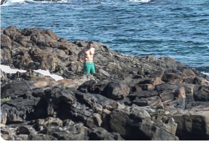 Liberaldig's tweet photo. Pedro Sánchez en bañador, de vacaciones en Lanzarote. Se la sopla todo, con un par.

Espero que sea el último verano con todo pagado campeón. https://t.co/TiQSYtsZoe