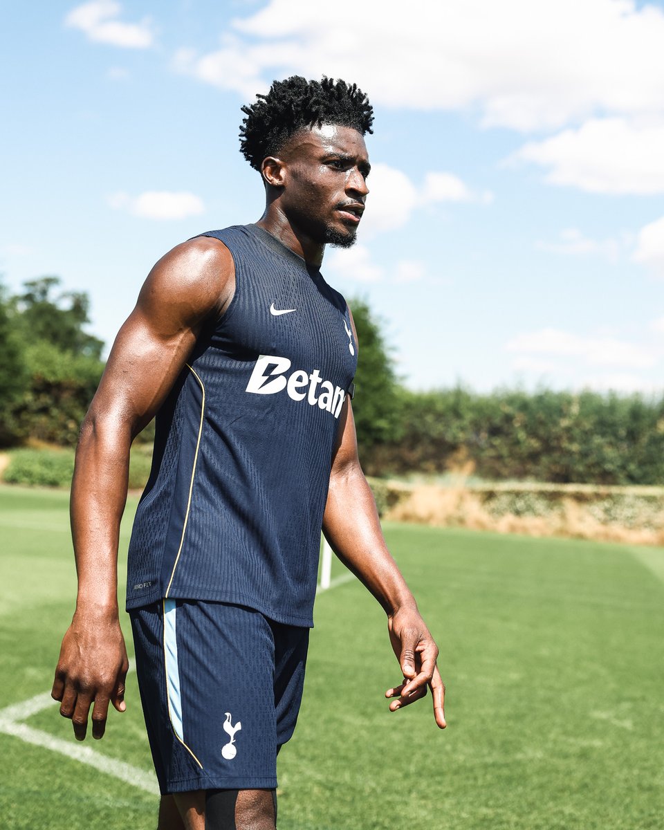 SpursOfficial's tweet photo. Mo x Deki 👊

See a full gallery of photos in our official Spurs app!