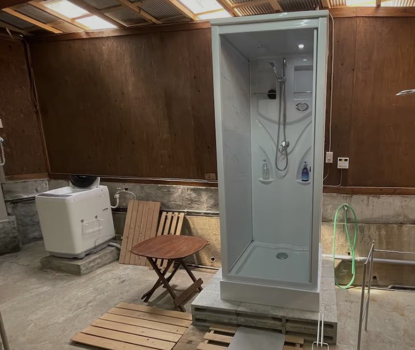 chocosuke34's tweet photo. これは...
おしゃれなトイレみたいに、人が入ったら白くなるガラスだと思いたいけど、9割9分９厘すけすけのまんま？？？？
わんちゃん、自分だけなら...
子供おるし😇
究極の選択肢が増えただけで時間溶けた😌 https://t.co/7nwohiIu7v