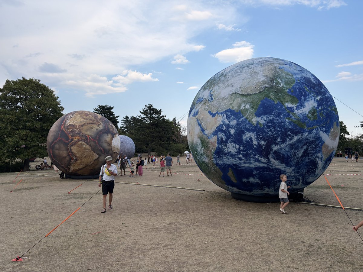 SchneiderOndra's tweet photo. 2024, 2025 a 2026. Brněnský festival planet a trávník v rozdílné kondici. https://t.co/CqQQX1rWcT