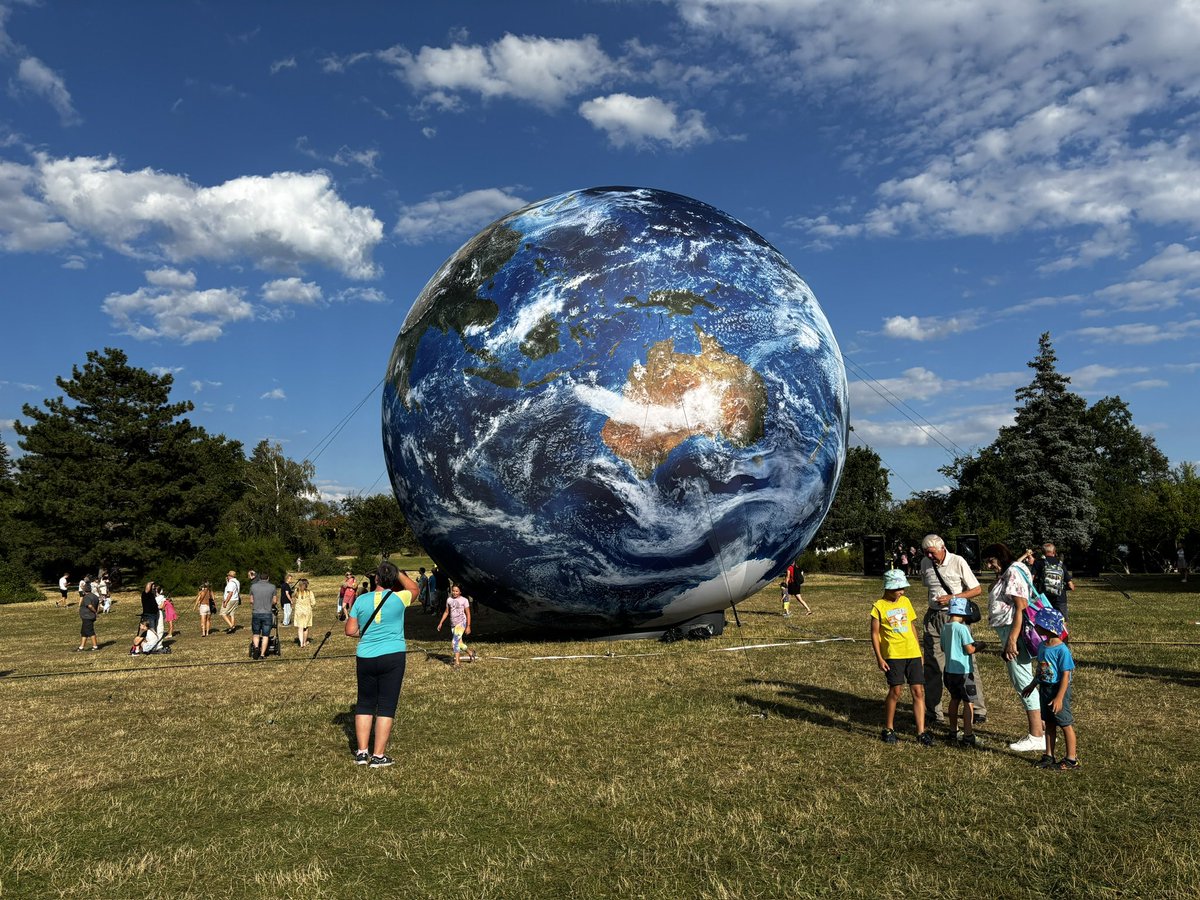 SchneiderOndra's tweet photo. 2024, 2025 a 2026. Brněnský festival planet a trávník v rozdílné kondici. https://t.co/CqQQX1rWcT