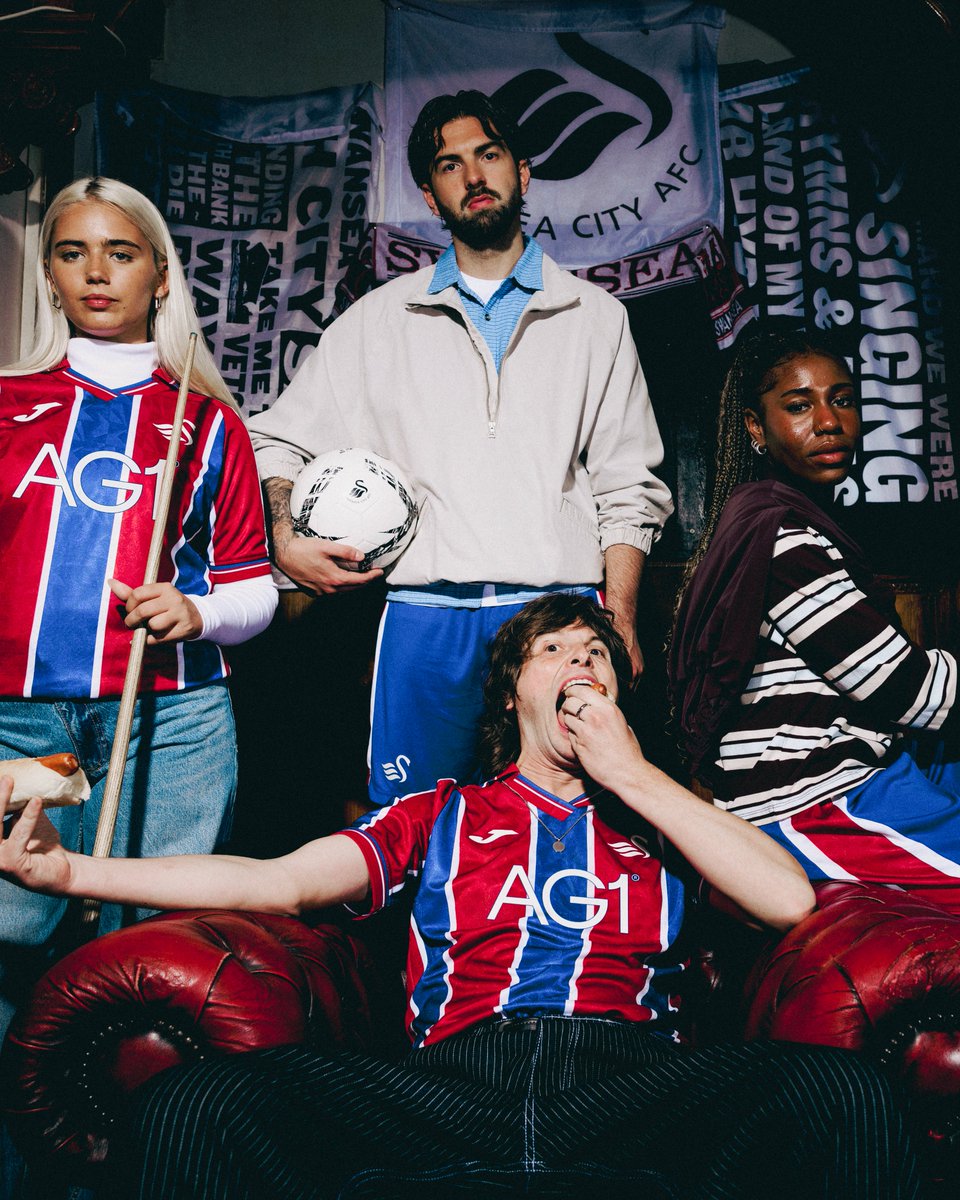 SwansOfficial's tweet photo. Hot dogs for tea 🌭

@jackjonesinit | @Trampolene_Band
 
@drink_AG1 | @Fetch_ai | @SwanseaBS | @JomaSportUK  | @SnoopDogg  | @EFL https://t.co/yNhtyQGCBL