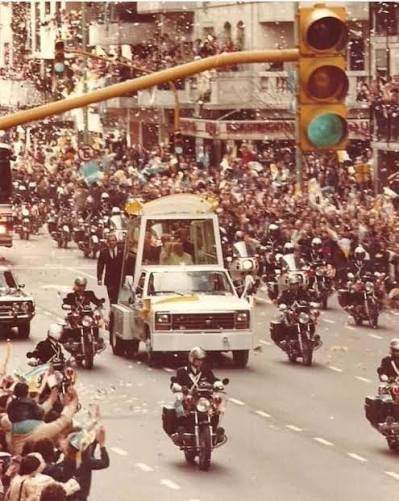 CarlosEsnaola's tweet photo. 11 de junio de 1982, Yo era un niño cuando con mi mamá fuimos caminando desde casa Cuenca hasta llegar a Rivadavia. Nos quedamos en la esquina de Monte Pío, esperando el paso de #JuanPabloII en el #papamóvil
1/5 https://t.co/EOr2ODGup8