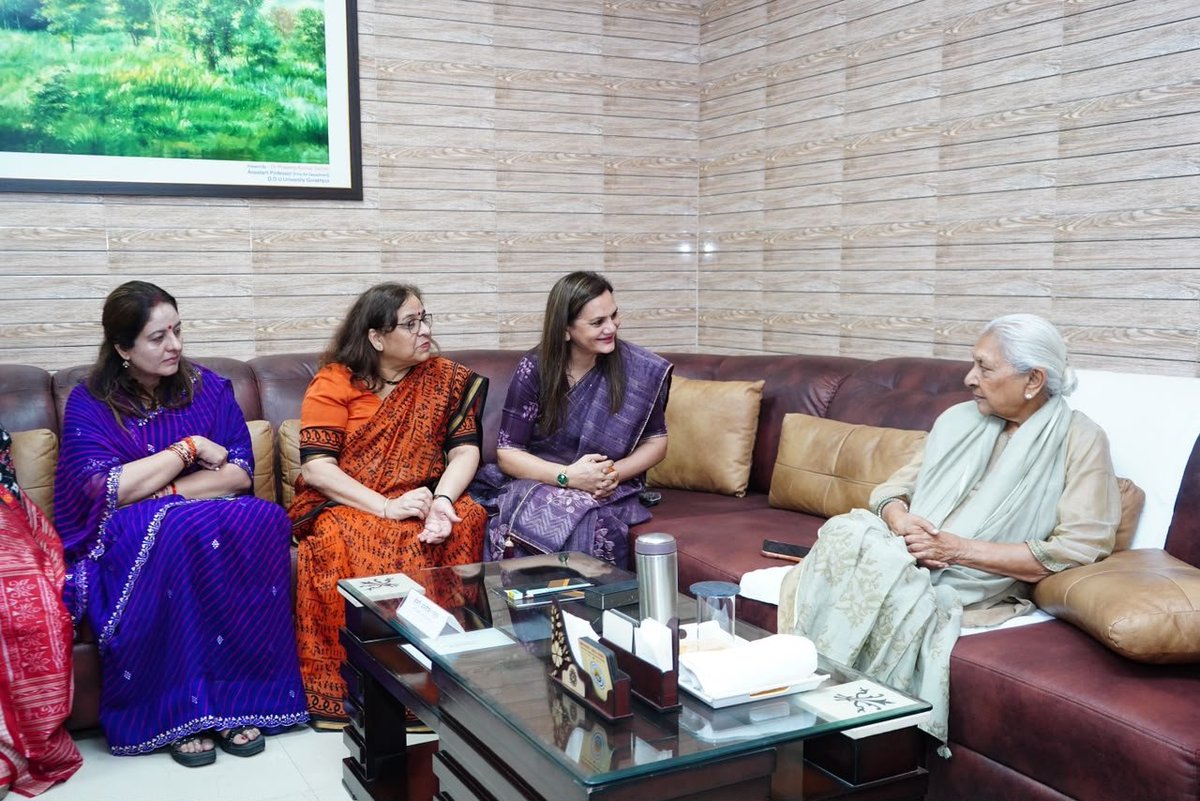 GovernorofUp's tweet photo. उत्तर प्रदेश की राज्यपाल एवं राज्य विश्वविद्यालयों की कुलाधिपति श्रीमती आनंदीबेन पटेल ने दीनदयाल उपाध्याय गोरखपुर विश्वविद्यालय के अतिथि गृह में महिला शिक्षिकाओं के साथ शिक्षा, शोध, नवाचार एवं समाजोन्मुख गतिविधियों पर आत्मीय एवं प्रेरणादायी संवाद किया। https://t.co/qx9lDSUfbO