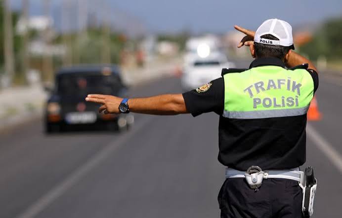 DemaSNewss's tweet photo. 🚨Üsküdar'da 3 Gün Trafik Düzenlemesi! Bazı Yollar Araç Trafiğine Kapatılacak

İstanbul Emniyet Müdürlüğü, Üsküdar'da bugün, yarın ve 7 Ağustos tarihlerinde düzenlenecek etkinlik nedeniyle bazı yolların 23.00'ten programın sona ermesine kadar araç trafiğine kapatılacağını duyurdu.

Kapanacak yollar arasında Çengelköy Caddesi'nin belirli bölümü ile Çengelköy Hamam Arkası Sokak ve Fıçı Sokak da yer alırken, sürücüler için Kuleli Caddesi ve Beylerbeyi Caddesi istikametlerinde alternatif güzergahlar belirlendi.
#SONDAKİKA