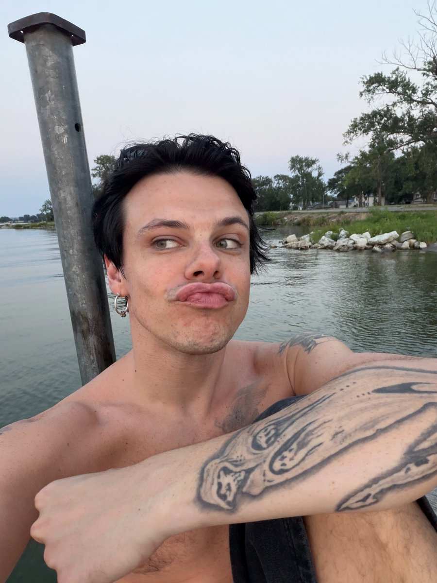 yungblud's tweet photo. 2️⃣9️⃣🎂 https://t.co/SN7vTyybIb