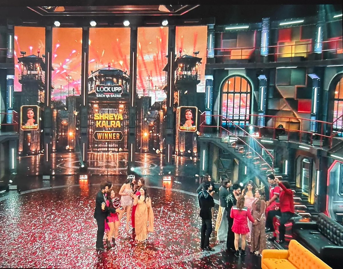 Nahyan_here's tweet photo. these contestants were waiting for Shreya to lose not for Shivangi to win. 
But God had other plans. 😭❤️🏆

I swear Ritesh looks even happier than Shreya herself. 😭❤️

#LockUpp2 #ShreyaKalra https://t.co/kIDf4RdEfO