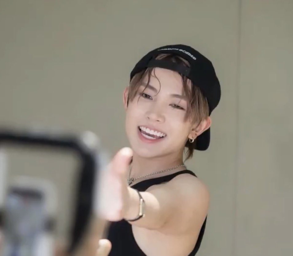 mudpuppyy's tweet photo. that damn smile https://t.co/8jeO1sm5vu