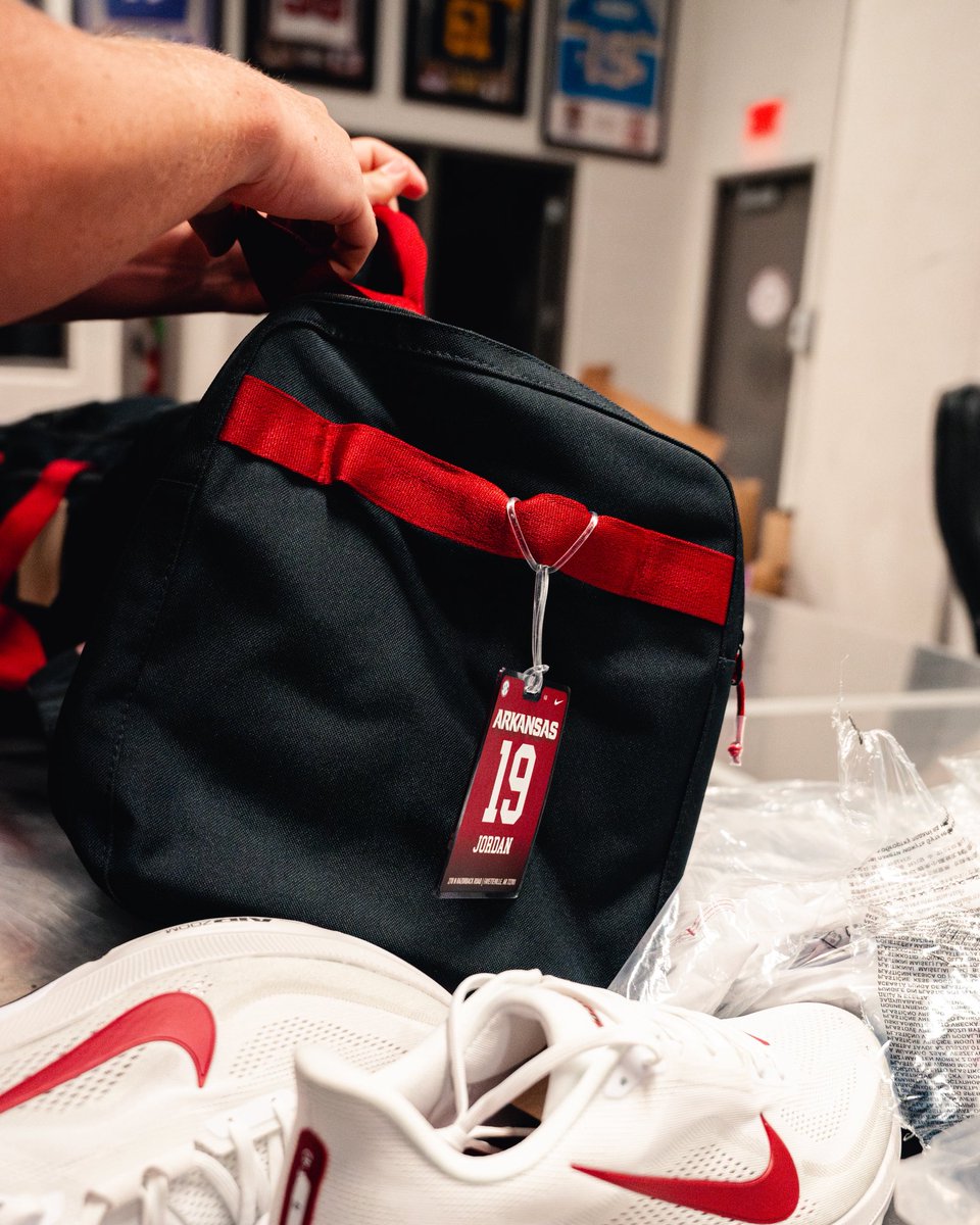 RazorbackFB's tweet photo. Prepped to perform 🛠️ https://t.co/7pVEKm8WMo