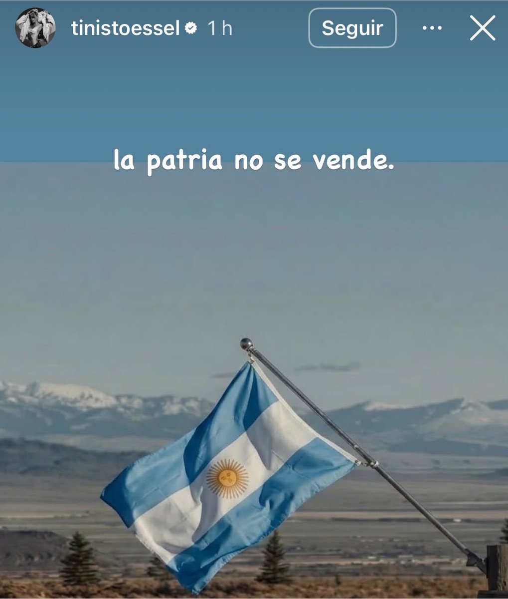 MatiAromi's tweet photo. No compartió un reel, no reposteo algo. Ella buscó una foto con una bandera de Argentina y escribió: LA PATRIA NO SE VENDE.

🐐🐐🐐 https://t.co/Eg6kG2ixKF
