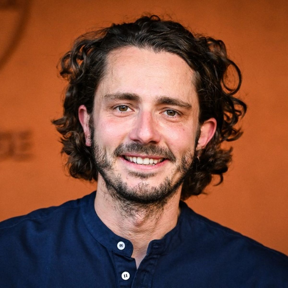 SirenesFR's tweet photo. 🔴 LEGEND | Iban Raïs, journaliste derrière l'article des Inrocks diabolisant Guillaume Pley à partir de formulations creuses et floues, aurait précédemment transmis l'adresse d'un déplacement de Zemmour à des antifas qui s'en sont alors pris à lui à Calais. (Frontières)
