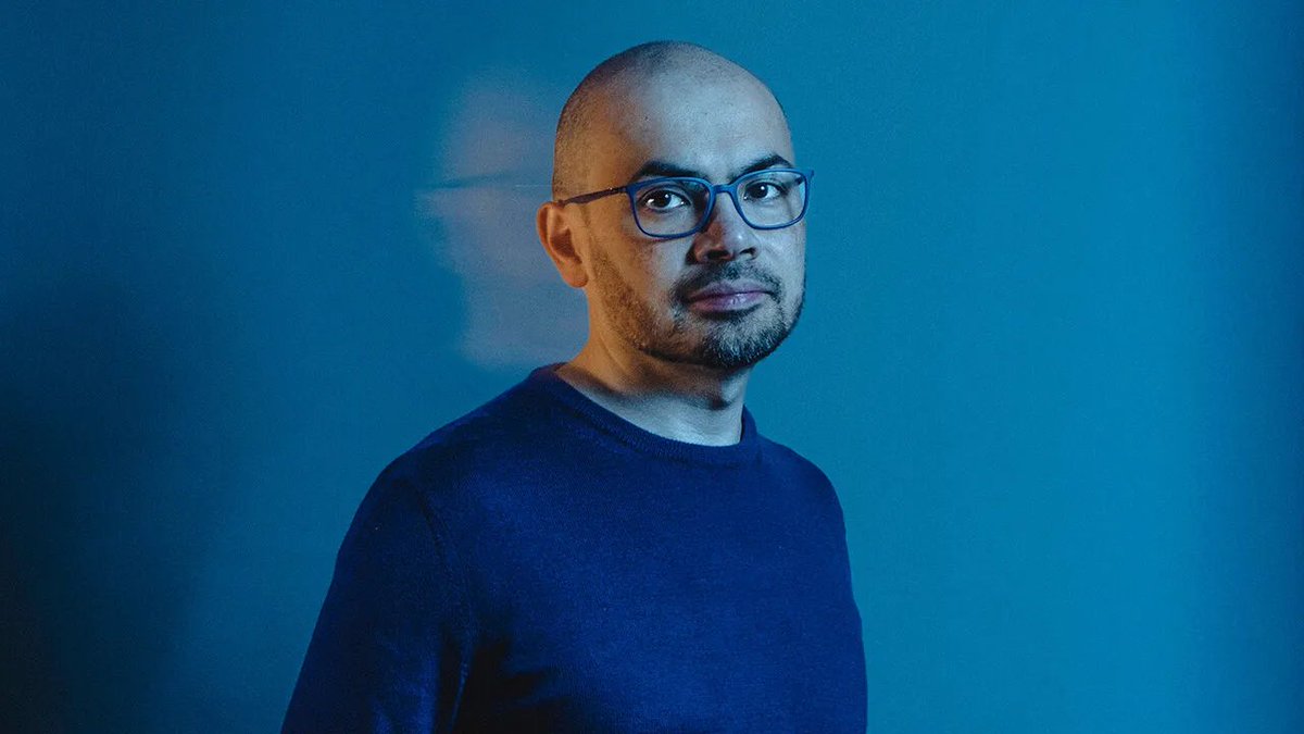 DotCSV's tweet photo. 🔴 ¡DEMIS HASSABIS DEJA SU PUESTO!

Hassabis deja de ser el CEO de Google DeepMind y de ocuparse de liderar su estrategia de IA, para pasar a un rol que le permita tener más tiempo y espacio para dedicarse a donde considera será más útil:

"I’ve decided that now is the right time for me to hand over my day-to-day operational responsibilities at GDM, so that I have the time and space to focus on the big picture and help influence what is to come to the best of my ability.

I will be taking on a new strategic role as Chair of GDM and Chief Scientist of Alphabet, and I’m excited to announce that Koray will be stepping up to lead GDM as SVP of Google DeepMind"

Una lástima, pero realmente una mente como la de Hassabis, por mucho que me gustara, no merece "desperdisiarse" en un rol tan exigente como en el que estaba.