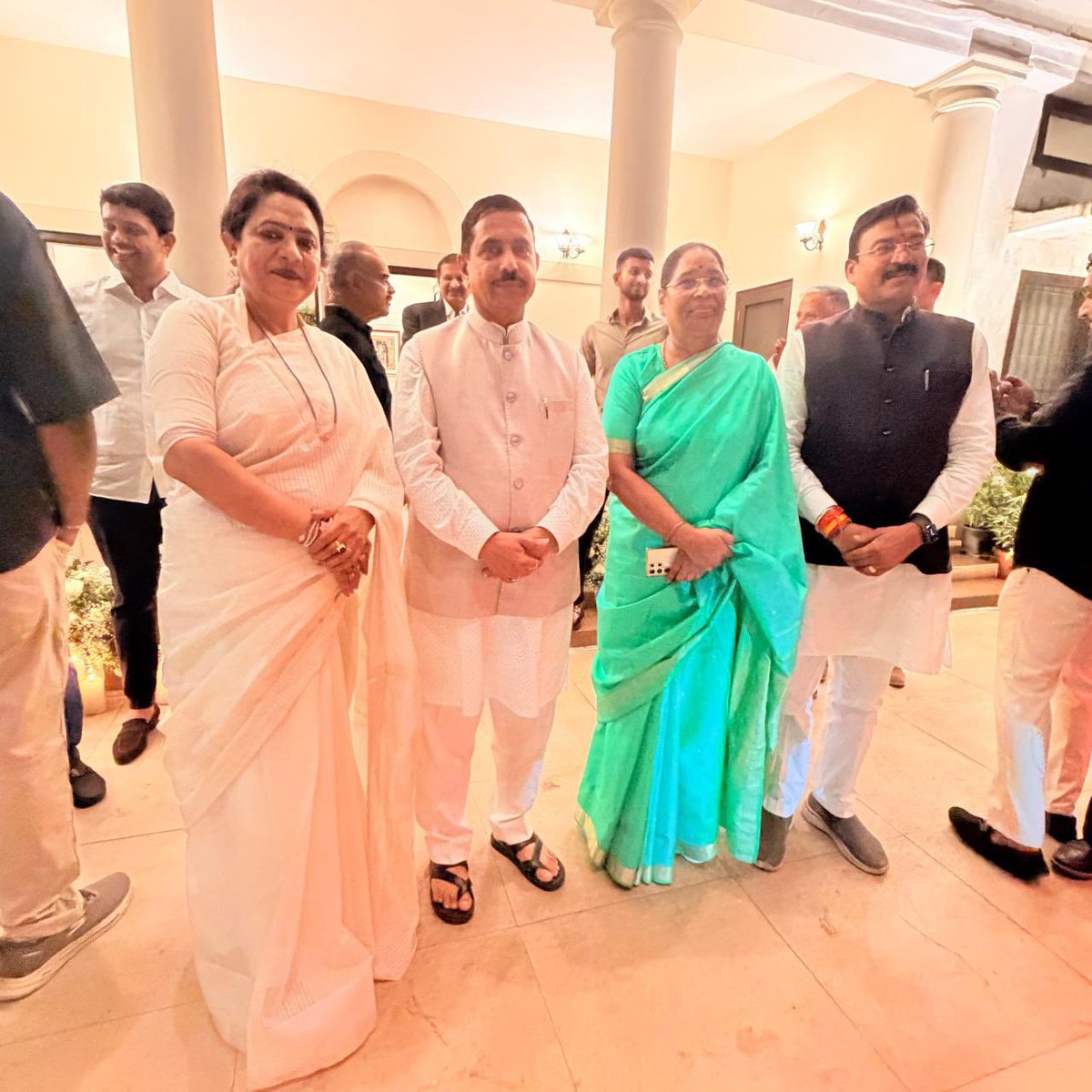 Lata_official's tweet photo. आज सामाजिक न्याय एवं अधिकारिता संबंधी संसदीय स्थायी समिति के यशस्वी सभापति एवं बेंगलुरु मध्य से लोकप्रिय सांसद आदरणीय श्री पी. सी. मोहन जी के जन्मदिवस के शुभ अवसर पर उनके निवास स्थान पर पहुँचकर उन्हें पुष्पगुच्छ भेंट कर आत्मीय शुभकामनाएँ प्रेषित कीं। https://t.co/p55UvHp4zx