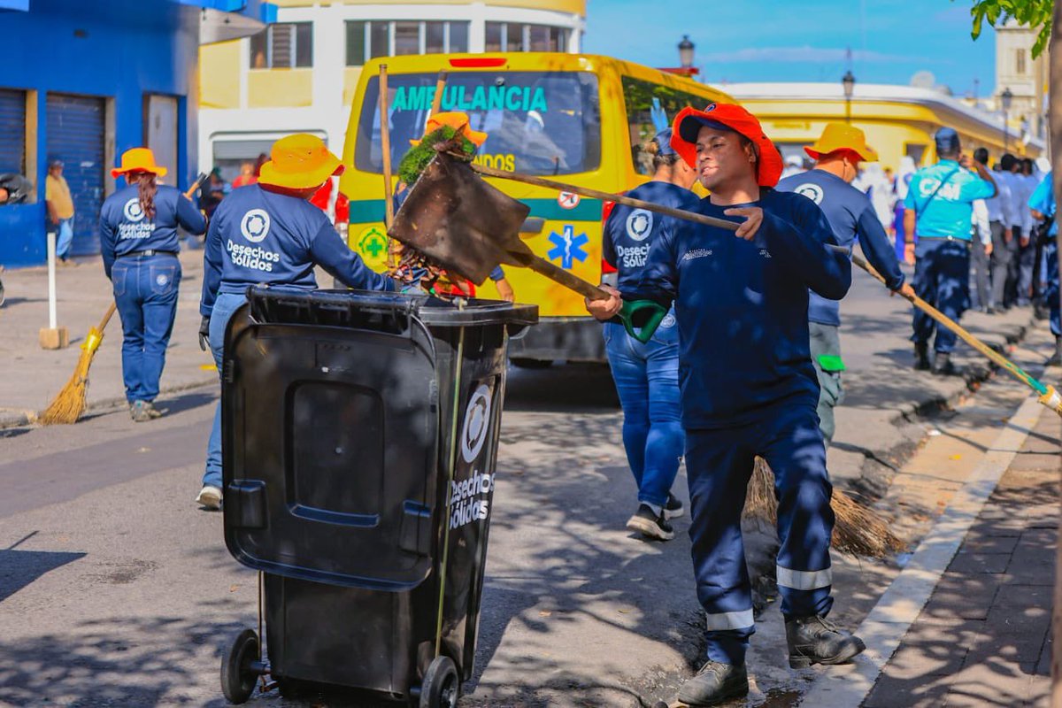DesechoSolidos's tweet photo. Con cuadrillas de saneamiento ambiental desplegadas estratégicamente: antes del evento, durante con lavado y barrido de calles, y después con la evacuación total de desechos.

Trabajamos para garantizar el orden y limpieza en los eventos religiosos. ✅ https://t.co/JED4fHc896