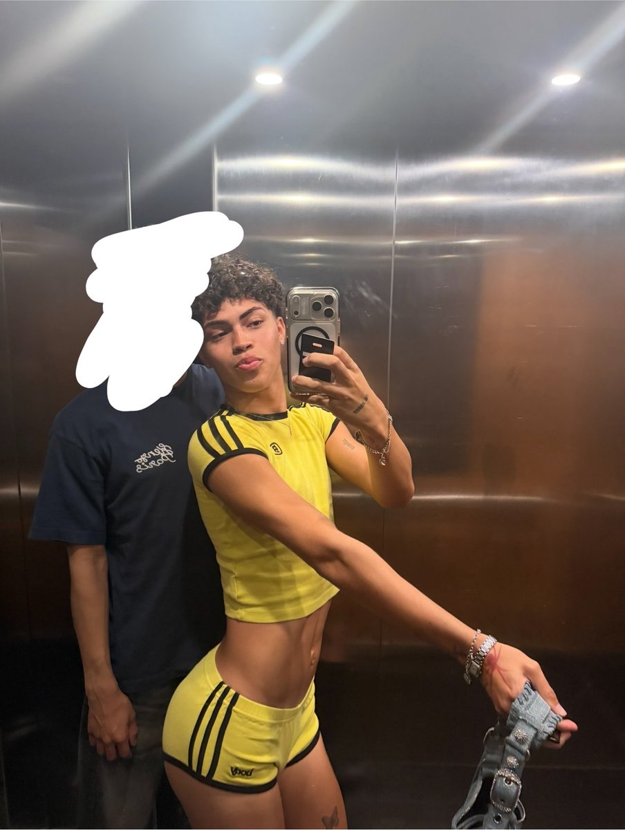 chrispoohh's tweet photo. pretend he's not there my body was too tea here to not post this sorry😭 https://t.co/srQM2RErJz