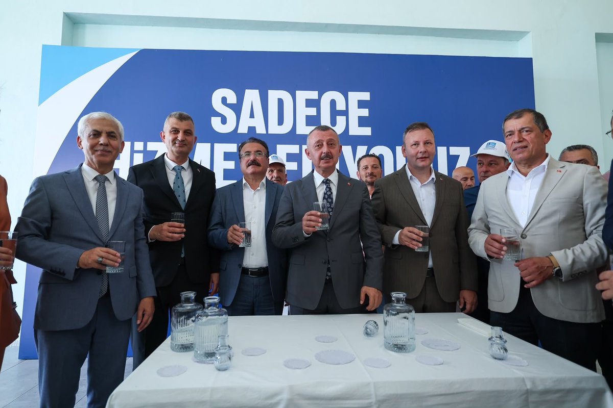 tahirbuyukakin's tweet photo. Bugün Kocaeli’nin su geleceği adına çok önemli bir adımı daha attık. İhsaniye Barajı, Karamürsel İçme Suyu Arıtma Tesisi ve iletim hatlarını hizmete aldık.

Toplam 3 Milyar 703 Milyon 229 Bin TL yatırımla hayata geçirdiğimiz bu projeyle, mühendislik gücünü doğrudan vatandaşımızın yaşam kalitesine dönüştürdük.

💧 Günlük 100 bin metreküp kapasiteli içme suyu arıtma tesisimizi, 16 kilometrelik isale hattımızı ve yaklaşık 2 bin 800 metrelik tünelimizi şehrimizin içme suyu sistemine entegre ettik.

💧 Karamürsel, Gölcük ve Başiskele’deki 45 mahallemize kesintisiz ve güvenli içme suyu ulaştırıyoruz.

💧 Yaklaşık 110 bin abonemizin, 240 bin hemşehrimizin su ihtiyacını güvence altına alırken, yıllık 15 milyon metreküp ilave suyla Yuvacık Barajı üzerindeki yükü de önemli ölçüde azaltıyoruz.

Biz, sorunlar kapıya dayandıktan sonra değil; ihtiyaçlar ortaya çıkmadan önce plan yapan bir anlayışla çalışıyoruz.

Nüfus artmadan planımızı yaptık, kuraklık kapıyı çalmadan altyapımızı güçlendirdik. En kurak dönemlerde bile bu şehirde “su bitti” dedirtmedik.

Devlet Su İşleri Genel Müdürlüğümüzle yürüttüğümüz güçlü iş birliği sayesinde bu dev yatırımları Kocaeli’mize kazandırdık. Şehrimizin su geleceğini güvence altına alan bu eserler, kurumlarımızın ortak vizyonunun en somut göstergelerinden biridir.

Şehrimize hayırlı, bereketli olsun.

Kocaeli’de su, musluktan içilir.