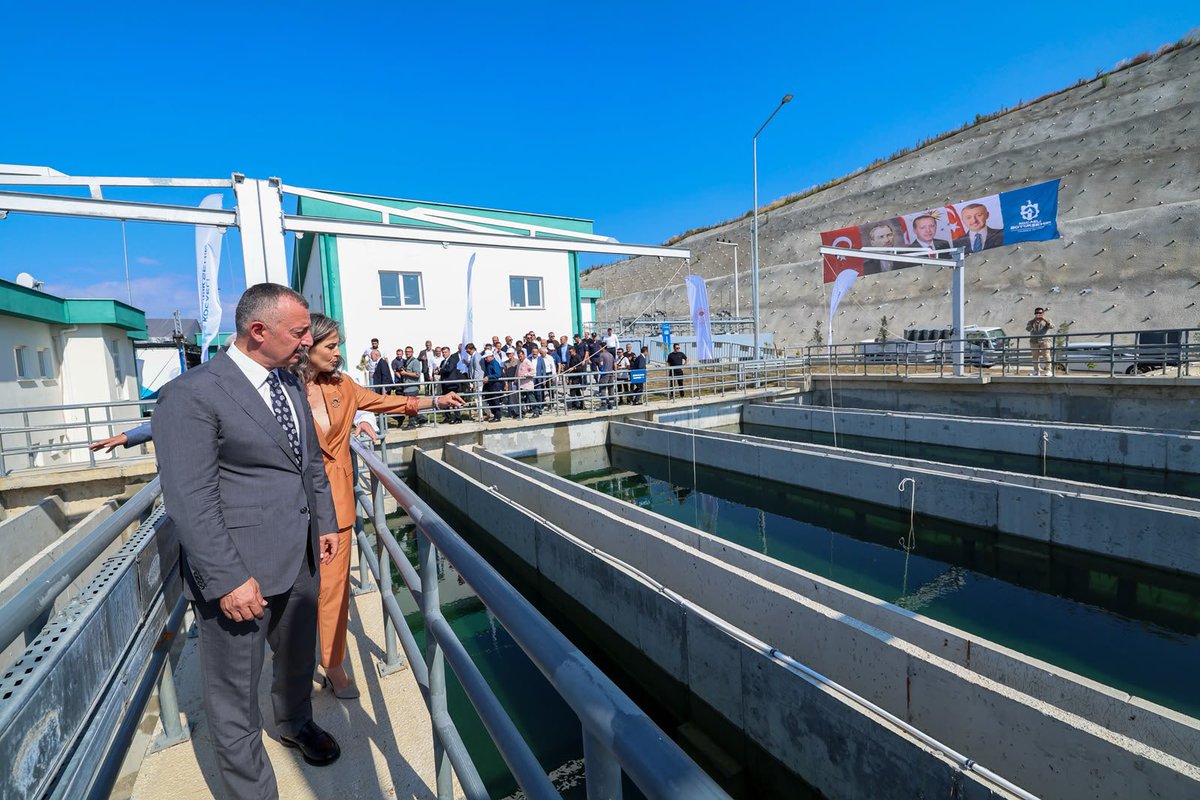 tahirbuyukakin's tweet photo. Bugün Kocaeli’nin su geleceği adına çok önemli bir adımı daha attık. İhsaniye Barajı, Karamürsel İçme Suyu Arıtma Tesisi ve iletim hatlarını hizmete aldık.

Toplam 3 Milyar 703 Milyon 229 Bin TL yatırımla hayata geçirdiğimiz bu projeyle, mühendislik gücünü doğrudan vatandaşımızın yaşam kalitesine dönüştürdük.

💧 Günlük 100 bin metreküp kapasiteli içme suyu arıtma tesisimizi, 16 kilometrelik isale hattımızı ve yaklaşık 2 bin 800 metrelik tünelimizi şehrimizin içme suyu sistemine entegre ettik.

💧 Karamürsel, Gölcük ve Başiskele’deki 45 mahallemize kesintisiz ve güvenli içme suyu ulaştırıyoruz.

💧 Yaklaşık 110 bin abonemizin, 240 bin hemşehrimizin su ihtiyacını güvence altına alırken, yıllık 15 milyon metreküp ilave suyla Yuvacık Barajı üzerindeki yükü de önemli ölçüde azaltıyoruz.

Biz, sorunlar kapıya dayandıktan sonra değil; ihtiyaçlar ortaya çıkmadan önce plan yapan bir anlayışla çalışıyoruz.

Nüfus artmadan planımızı yaptık, kuraklık kapıyı çalmadan altyapımızı güçlendirdik. En kurak dönemlerde bile bu şehirde “su bitti” dedirtmedik.

Devlet Su İşleri Genel Müdürlüğümüzle yürüttüğümüz güçlü iş birliği sayesinde bu dev yatırımları Kocaeli’mize kazandırdık. Şehrimizin su geleceğini güvence altına alan bu eserler, kurumlarımızın ortak vizyonunun en somut göstergelerinden biridir.

Şehrimize hayırlı, bereketli olsun.

Kocaeli’de su, musluktan içilir.