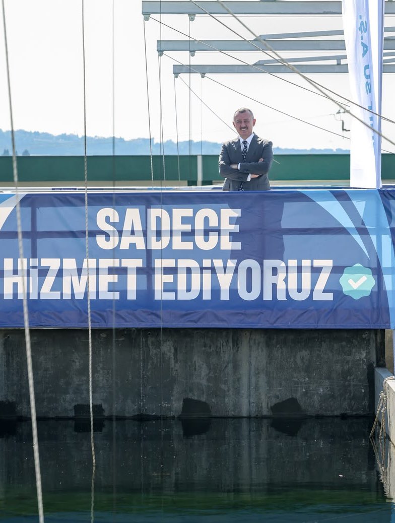 tahirbuyukakin's tweet photo. Bugün Kocaeli’nin su geleceği adına çok önemli bir adımı daha attık. İhsaniye Barajı, Karamürsel İçme Suyu Arıtma Tesisi ve iletim hatlarını hizmete aldık.

Toplam 3 Milyar 703 Milyon 229 Bin TL yatırımla hayata geçirdiğimiz bu projeyle, mühendislik gücünü doğrudan vatandaşımızın yaşam kalitesine dönüştürdük.

💧 Günlük 100 bin metreküp kapasiteli içme suyu arıtma tesisimizi, 16 kilometrelik isale hattımızı ve yaklaşık 2 bin 800 metrelik tünelimizi şehrimizin içme suyu sistemine entegre ettik.

💧 Karamürsel, Gölcük ve Başiskele’deki 45 mahallemize kesintisiz ve güvenli içme suyu ulaştırıyoruz.

💧 Yaklaşık 110 bin abonemizin, 240 bin hemşehrimizin su ihtiyacını güvence altına alırken, yıllık 15 milyon metreküp ilave suyla Yuvacık Barajı üzerindeki yükü de önemli ölçüde azaltıyoruz.

Biz, sorunlar kapıya dayandıktan sonra değil; ihtiyaçlar ortaya çıkmadan önce plan yapan bir anlayışla çalışıyoruz.

Nüfus artmadan planımızı yaptık, kuraklık kapıyı çalmadan altyapımızı güçlendirdik. En kurak dönemlerde bile bu şehirde “su bitti” dedirtmedik.

Devlet Su İşleri Genel Müdürlüğümüzle yürüttüğümüz güçlü iş birliği sayesinde bu dev yatırımları Kocaeli’mize kazandırdık. Şehrimizin su geleceğini güvence altına alan bu eserler, kurumlarımızın ortak vizyonunun en somut göstergelerinden biridir.

Şehrimize hayırlı, bereketli olsun.

Kocaeli’de su, musluktan içilir.