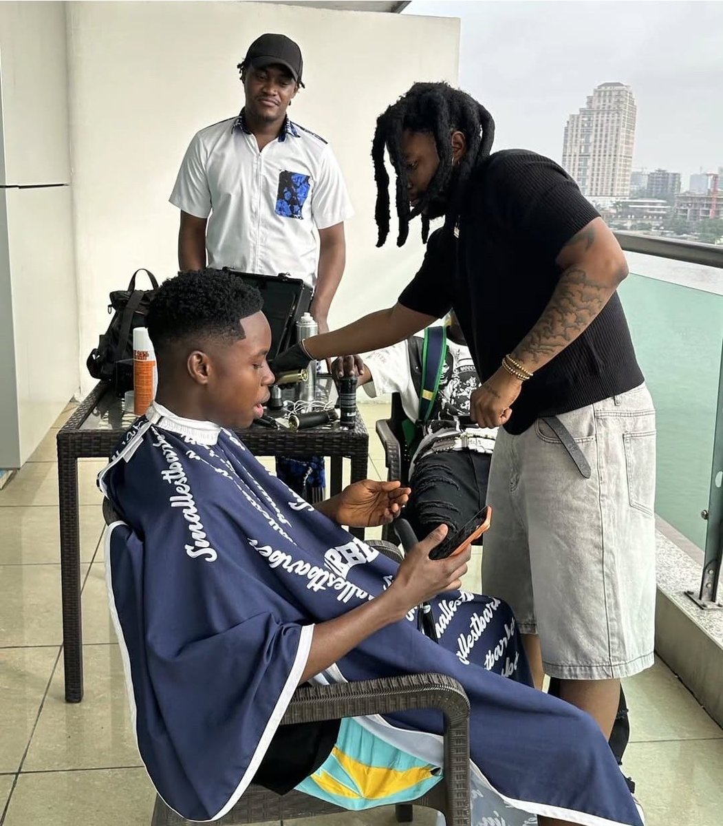 GuyMr10's tweet photo. “I don’t mind cutting your hair for free for the rest of your life, even your children’s hair, people are now seeing my potential after your wedding cut, I’ve been receiving a lot of DMs from abroad to book an appointment, no blogger can give me this motion”

— Peller’s Barber 😳 https://t.co/QRMsU9Bijx