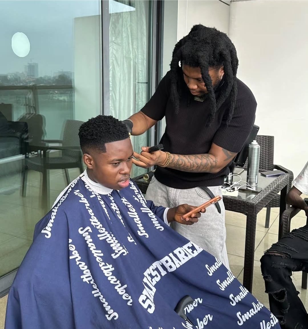 GuyMr10's tweet photo. “I don’t mind cutting your hair for free for the rest of your life, even your children’s hair, people are now seeing my potential after your wedding cut, I’ve been receiving a lot of DMs from abroad to book an appointment, no blogger can give me this motion”

— Peller’s Barber 😳 https://t.co/QRMsU9Bijx