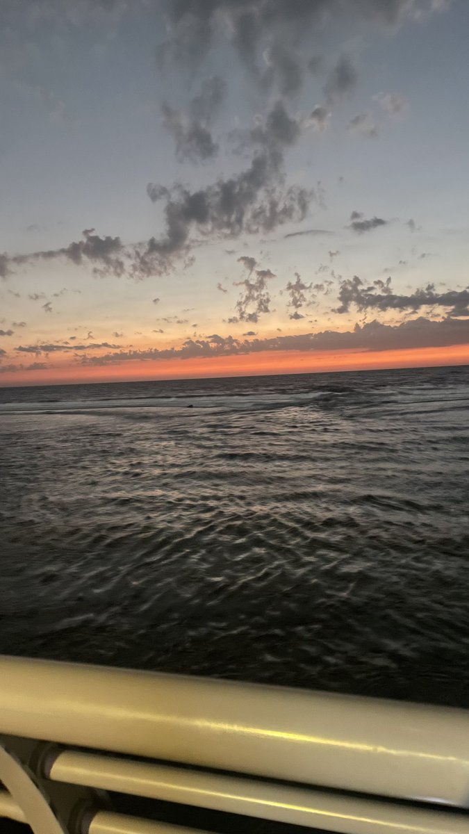 1vunii's tweet photo. Between the sunset and the strands of my hair a moment worth holding onto forever 🌅 https://t.co/ghprx8RFSS
