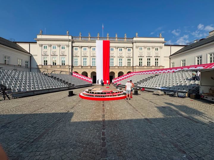 LaylahLilithah's tweet photo. Nawrocki szykuje igrzyska dla gawiedzi z okazji rocznicy zaprzysiężenia Nawrockiego. Zapłaci podatnik.

Rok złej prezydentury. Nieprzydatnej. Pustosłowie bez żadnego sukcesu. Nie rozwiązał żadnego problemu Polski, a stworzył nowe. Pusta prezydentura przeszkadzania. https://t.co/LKsygrJ7T8