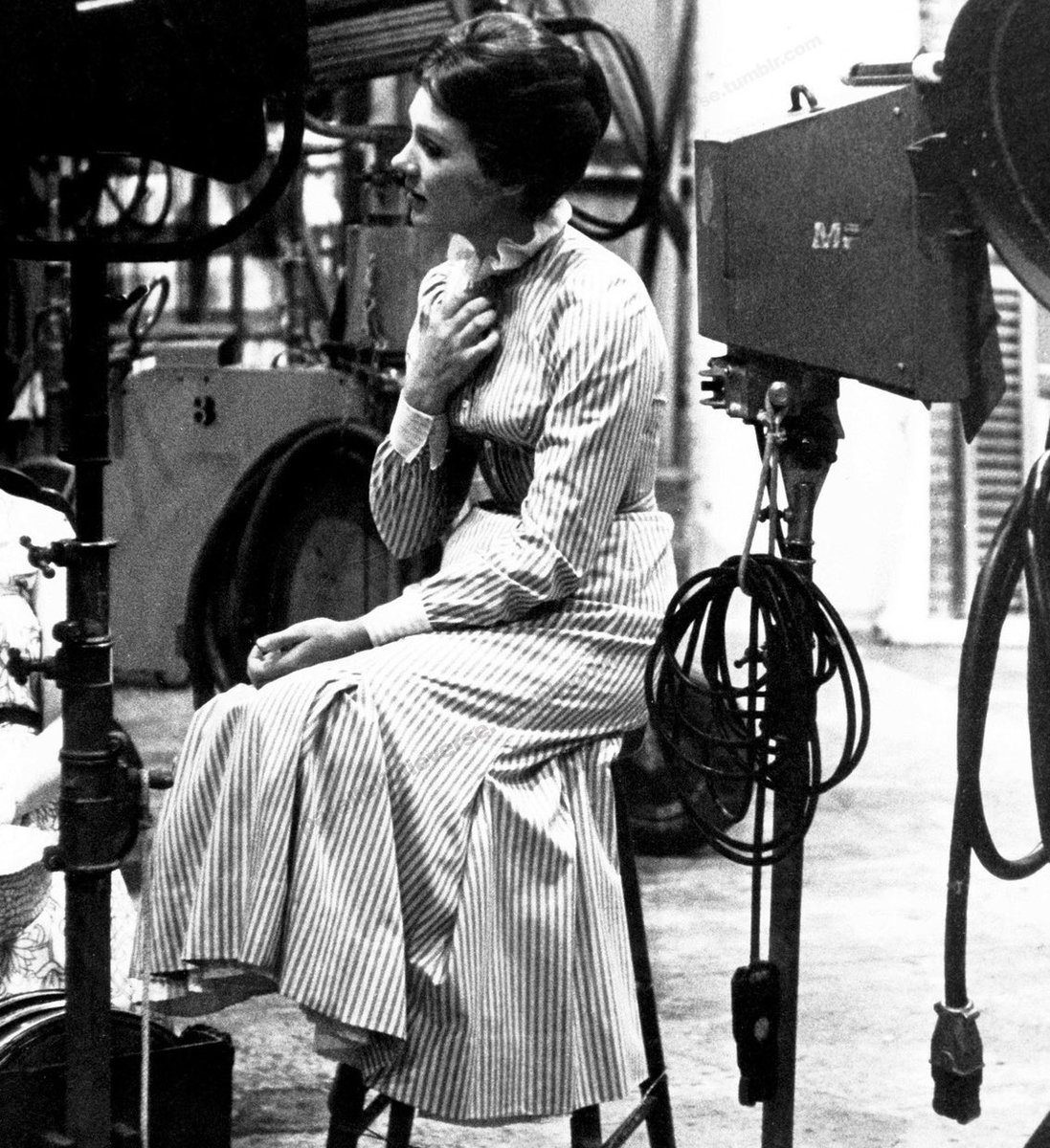 mariasrainer's tweet photo. julie andrews behind the scenes of ‘mary poppins’, 1964 https://t.co/INZJjntnRI