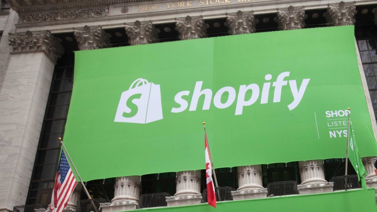 Temuujin_TV's tweet photo. Shopify AI-аас ирэх traffic болон захиалга 2025 оны Q2-т өмнөх оноос 3 дахин өслөө. Бусад платформуудаас ялгаатай нь AI search нь Google-н traffic-ийг бууруулахгүйгээр нэмэлт борлуулалтын суваг болж хувирав. Shopify энэ чиг хандлага цаашид үргэлжлэх тул AI-д суурилсан худалдааг нэн тэргүүнд дэмжихээр зорьж байна. #Технологи #AI #Shopify