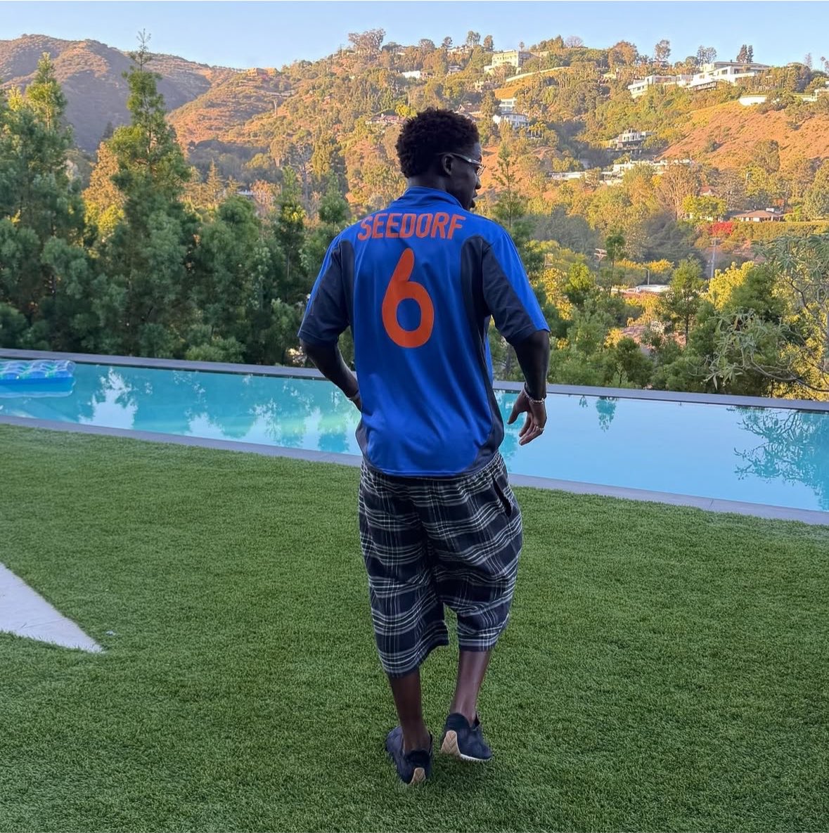 StretfordPaddck's tweet photo. 😮‍💨📲 Kobbie Mainoo has posted a picture of himself wearing a Clarence Seedorf Netherlands 2000 shirt on Insta 🇳🇱 

#MUFC https://t.co/owsrjlAH90